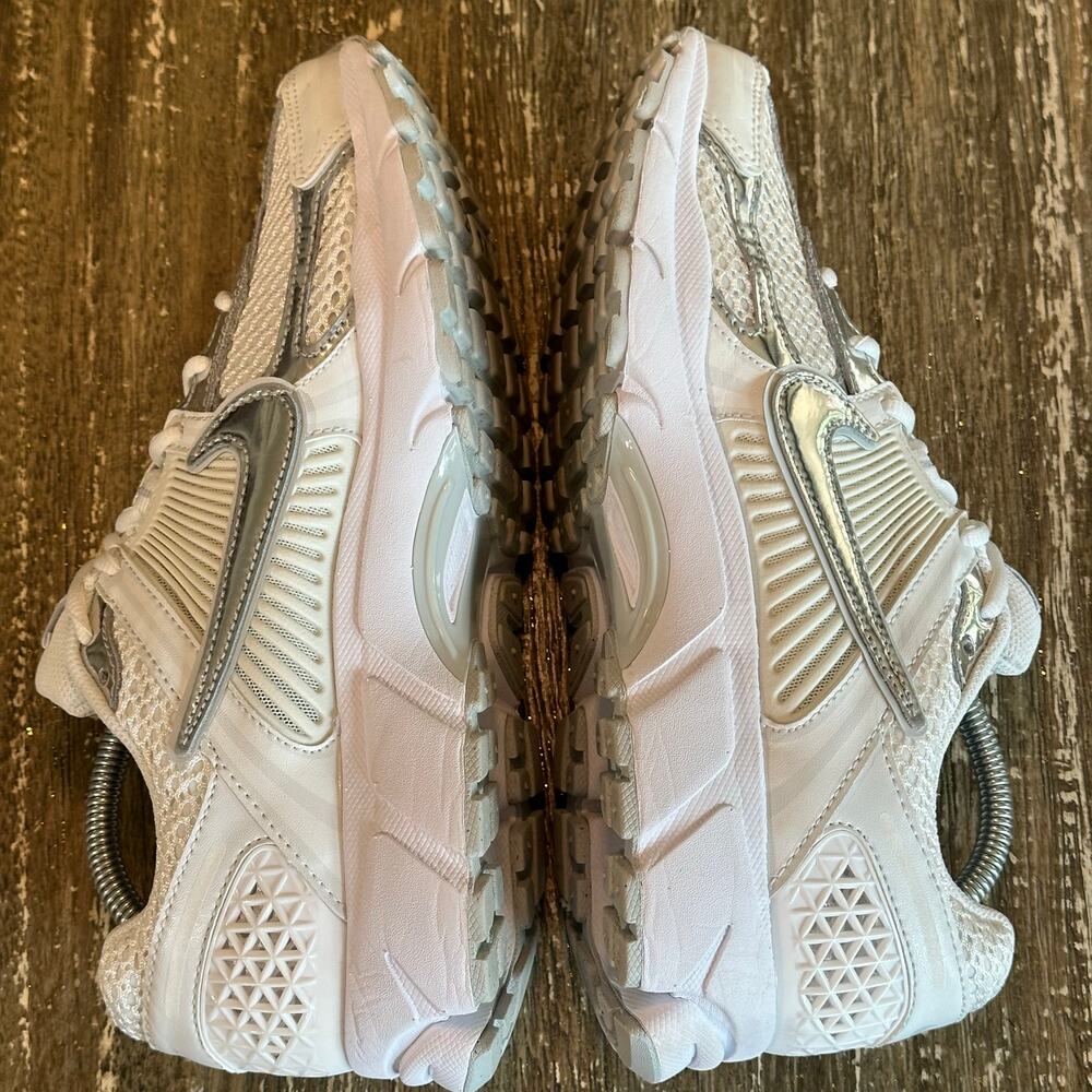 Nike Zoom Vomero 5 Sneakers Mesh Metallic Silver White Chrome Toe Womens Size 10 - Picture 10 of 15